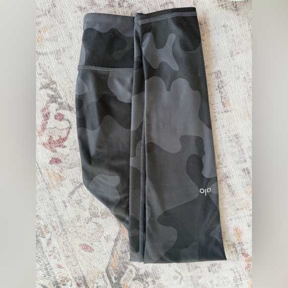 ALO Yoga Pants - ALO Yoga Black Camouflage Leggings 28”